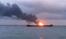 حريق ضخم في سفينة شحن قبالة سواحل البحر الأسود